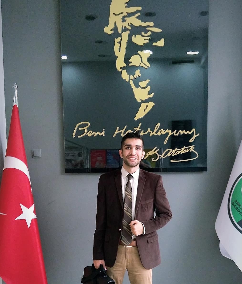 Avukat Ahmet Coşkun Atatürk resmi önünde fotoğraf çekindi